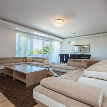 Apartmant & Rosa Medulin 4* 포메르