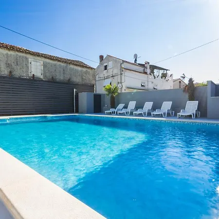 Πανσιόν Apartmant & Rosa Medulin 4*